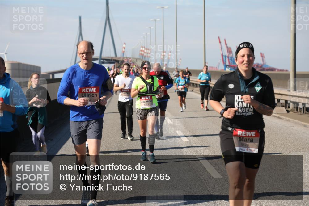 03.10.2025 - Köhlbrandbrückenlauf Yannick Fuchs http://msf.ph/oto/9187565 03.10.2025 12:06:50 Position 3 734, 6223, 6126 meine-sportfotos.de