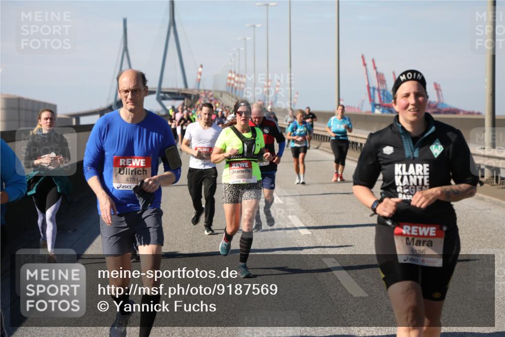 03.10.2025 - Köhlbrandbrückenlauf Yannick Fuchs http://msf.ph/oto/9187569 03.10.2025 12:06:50 Position 3 4734, 6223, 6126 meine-sportfotos.de