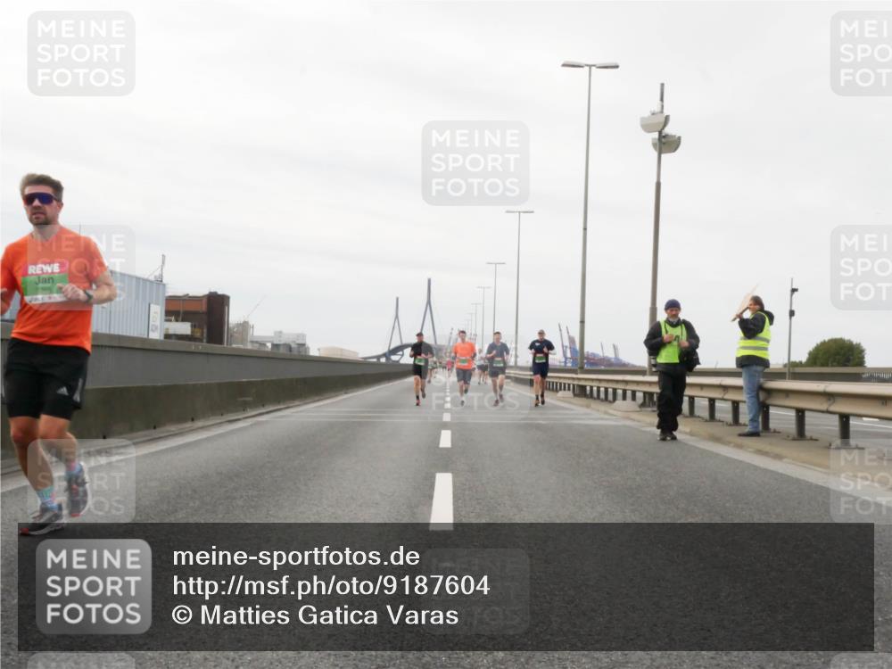 03.10.2025 - Köhlbrandbrückenlauf Matties Gatica Varas http://msf.ph/oto/9187604 03.10.2025 15:50:58 Position 3  meine-sportfotos.de