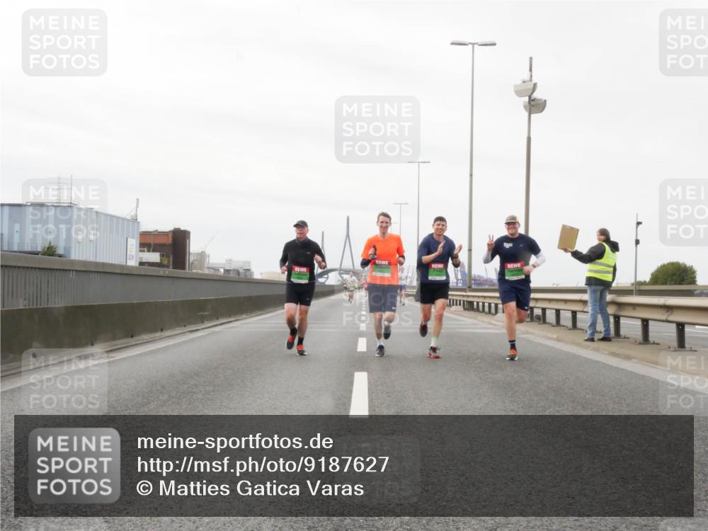 03.10.2025 - Köhlbrandbrückenlauf Matties Gatica Varas http://msf.ph/oto/9187627 03.10.2025 15:51:03 Position 3  meine-sportfotos.de