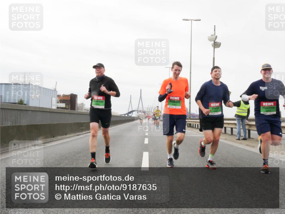 03.10.2025 - Köhlbrandbrückenlauf Matties Gatica Varas http://msf.ph/oto/9187635 03.10.2025 15:51:04 Position 3 8802, 8805, 8804 meine-sportfotos.de