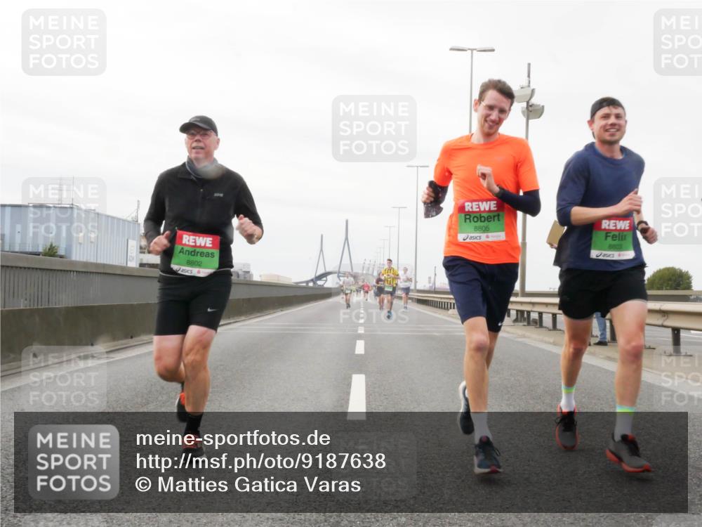03.10.2025 - Köhlbrandbrückenlauf Matties Gatica Varas http://msf.ph/oto/9187638 03.10.2025 15:51:05 Position 3 8802, 8805, 8803 meine-sportfotos.de