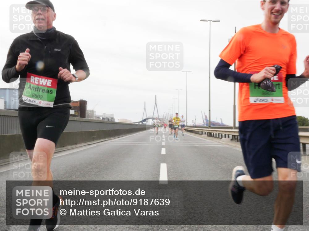 03.10.2025 - Köhlbrandbrückenlauf Matties Gatica Varas http://msf.ph/oto/9187639 03.10.2025 15:51:05 Position 3 8802, 8803 meine-sportfotos.de