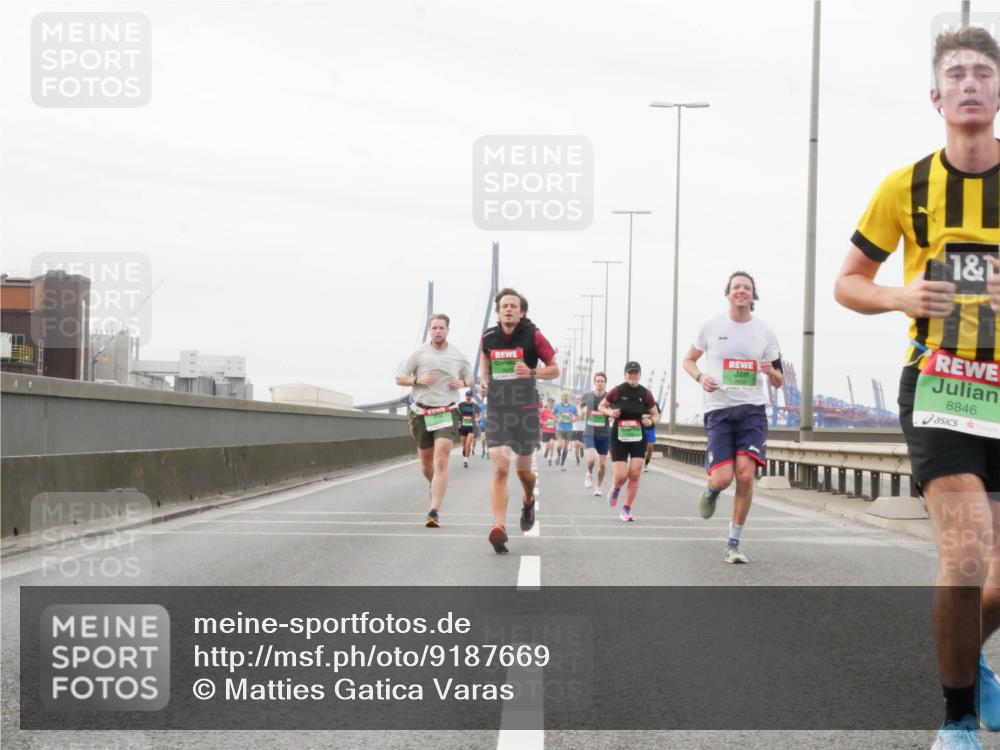 03.10.2025 - Köhlbrandbrückenlauf Matties Gatica Varas http://msf.ph/oto/9187669 03.10.2025 15:51:12 Position 3 1, 8846 meine-sportfotos.de