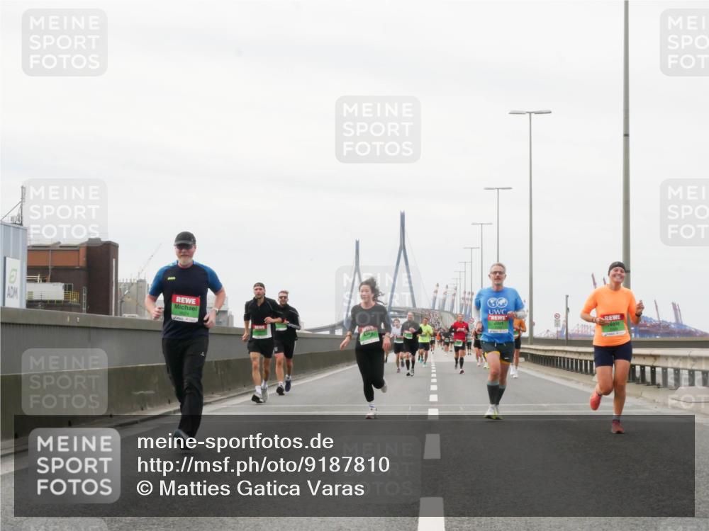 03.10.2025 - Köhlbrandbrückenlauf Matties Gatica Varas http://msf.ph/oto/9187810 03.10.2025 15:51:46 Position 3  meine-sportfotos.de
