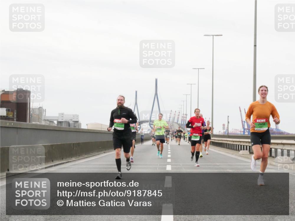 03.10.2025 - Köhlbrandbrückenlauf Matties Gatica Varas http://msf.ph/oto/9187845 03.10.2025 15:51:54 Position 3  meine-sportfotos.de