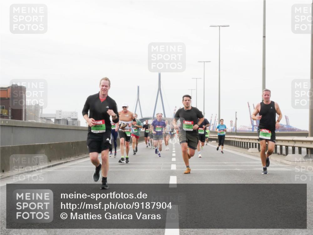 03.10.2025 - Köhlbrandbrückenlauf Matties Gatica Varas http://msf.ph/oto/9187904 03.10.2025 15:52:07 Position 3  meine-sportfotos.de