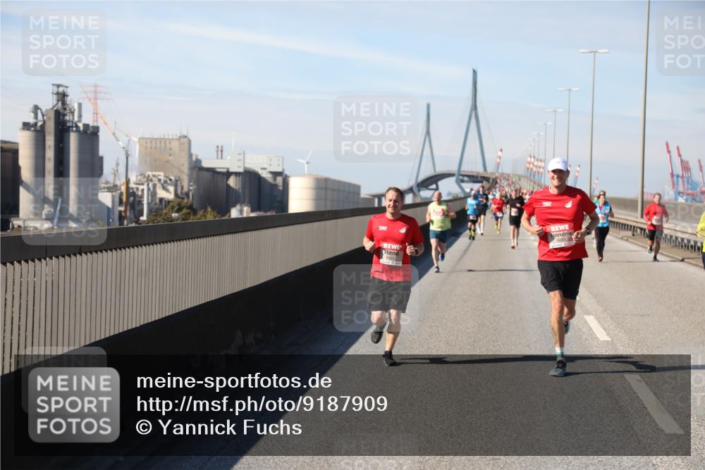 03.10.2025 - Köhlbrandbrückenlauf Yannick Fuchs http://msf.ph/oto/9187909 03.10.2025 11:46:39 Position 3 4, 6081 meine-sportfotos.de