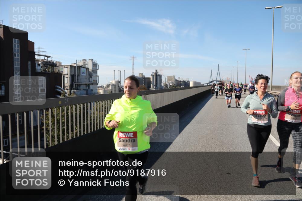 03.10.2025 - Köhlbrandbrückenlauf Yannick Fuchs http://msf.ph/oto/9187916 03.10.2025 12:07:14 Position 3 4967, 5921, 5922 meine-sportfotos.de