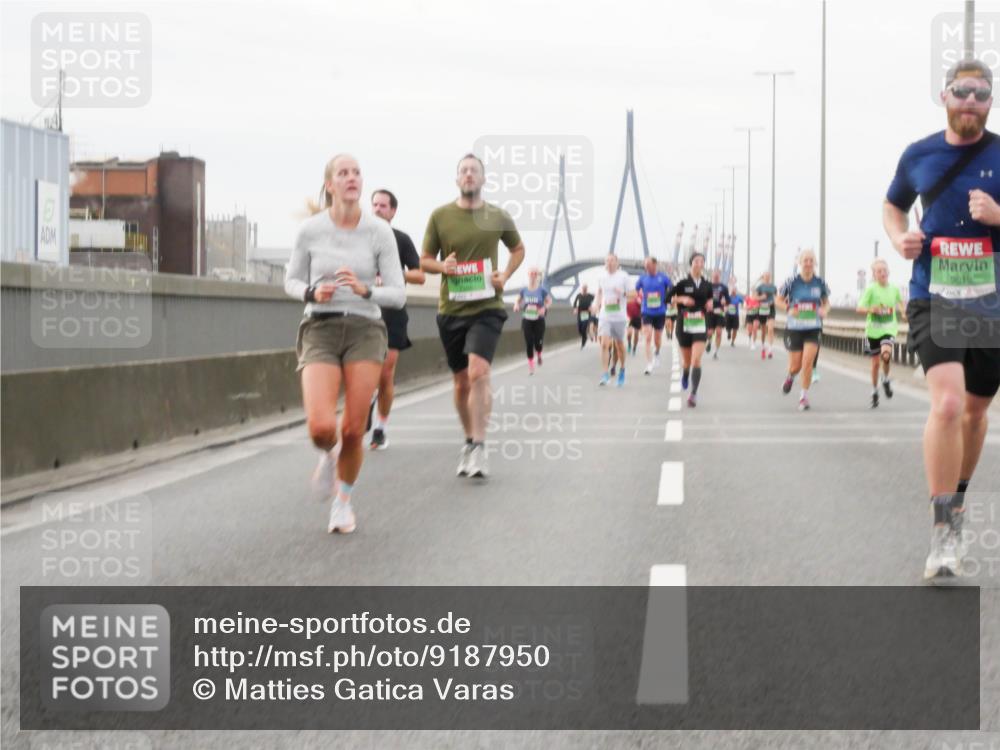 03.10.2025 - Köhlbrandbrückenlauf Matties Gatica Varas http://msf.ph/oto/9187950 03.10.2025 15:52:17 Position 3 25, 0019 meine-sportfotos.de
