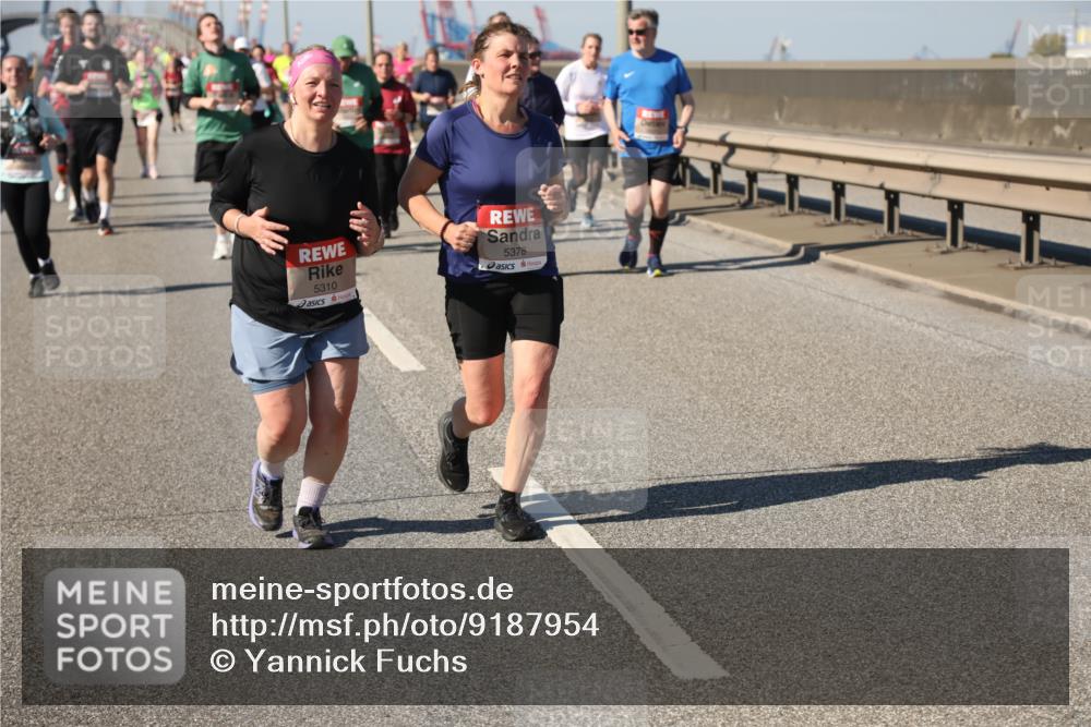 03.10.2025 - Köhlbrandbrückenlauf Yannick Fuchs http://msf.ph/oto/9187954 03.10.2025 12:07:17 Position 3 5310, 5378 meine-sportfotos.de