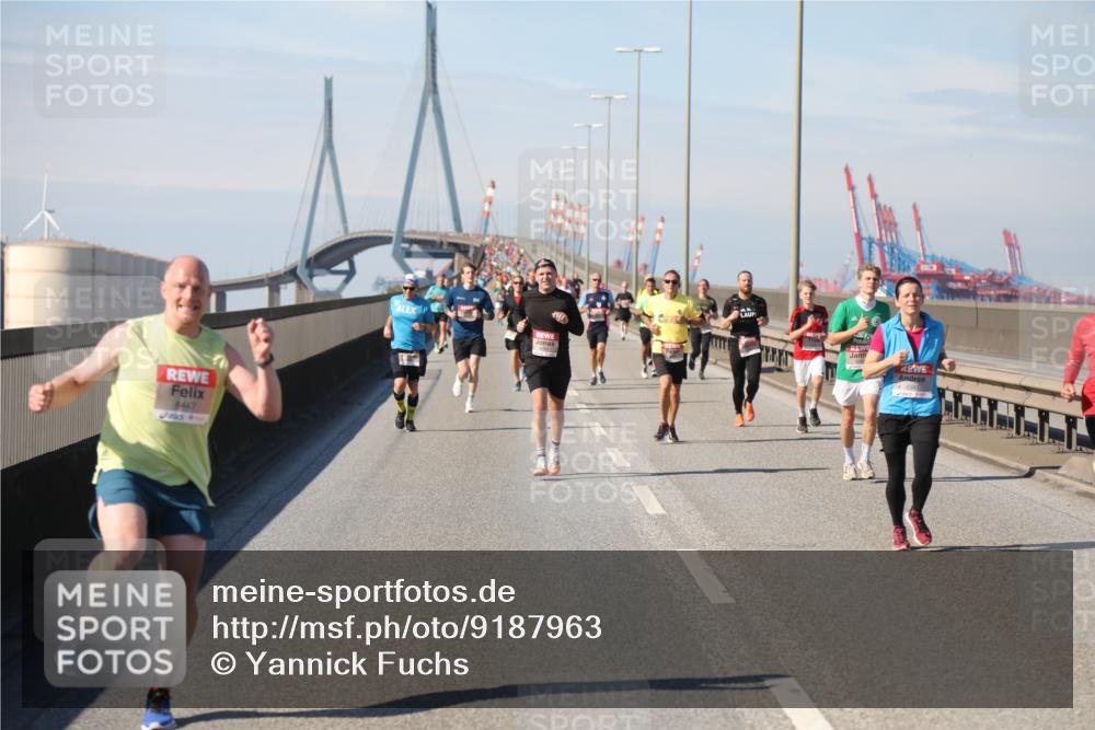03.10.2025 - Köhlbrandbrückenlauf Yannick Fuchs http://msf.ph/oto/9187963 03.10.2025 11:46:44 Position 3 6447, 6341 meine-sportfotos.de