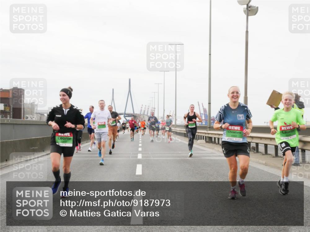 03.10.2025 - Köhlbrandbrückenlauf Matties Gatica Varas http://msf.ph/oto/9187973 03.10.2025 15:52:22 Position 3 7310, 8862, 8866 meine-sportfotos.de