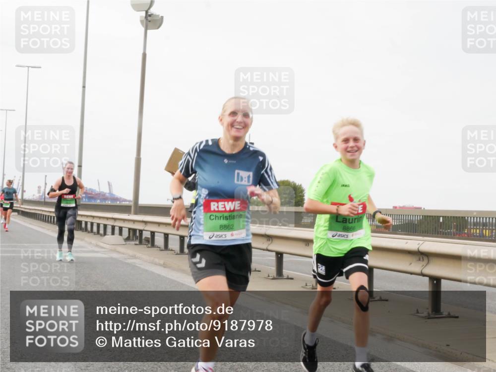 03.10.2025 - Köhlbrandbrückenlauf Matties Gatica Varas http://msf.ph/oto/9187978 03.10.2025 15:52:23 Position 3 8862, 8866 meine-sportfotos.de