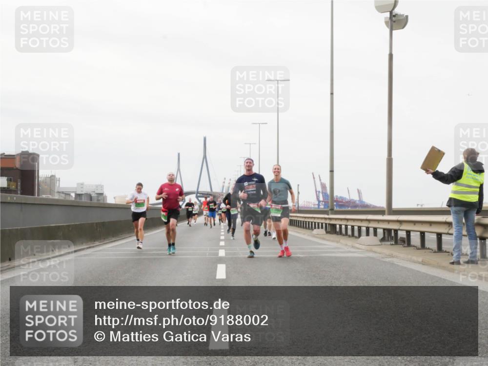 03.10.2025 - Köhlbrandbrückenlauf Matties Gatica Varas http://msf.ph/oto/9188002 03.10.2025 15:52:29 Position 3  meine-sportfotos.de
