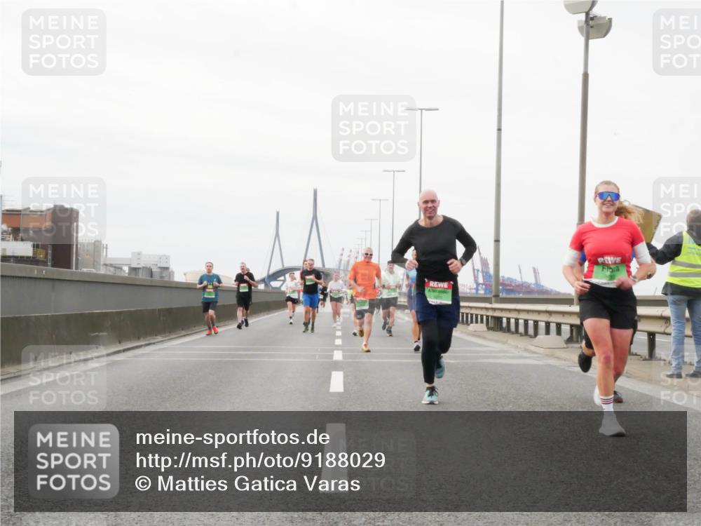 03.10.2025 - Köhlbrandbrückenlauf Matties Gatica Varas http://msf.ph/oto/9188029 03.10.2025 15:52:35 Position 3  meine-sportfotos.de