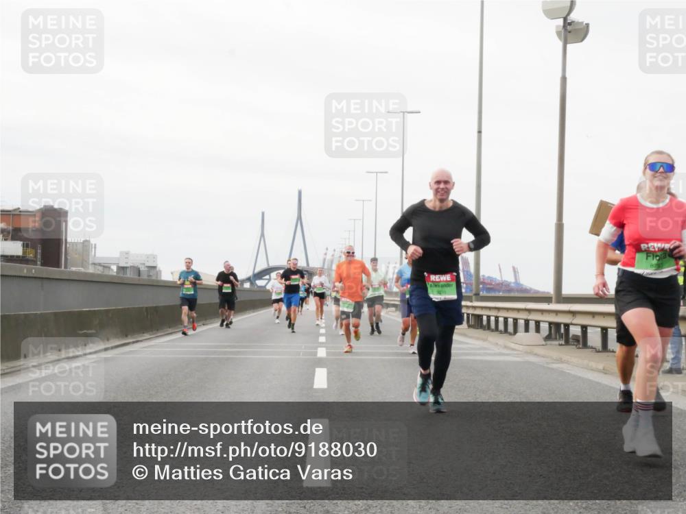03.10.2025 - Köhlbrandbrückenlauf Matties Gatica Varas http://msf.ph/oto/9188030 03.10.2025 15:52:35 Position 3 9249, 879 meine-sportfotos.de