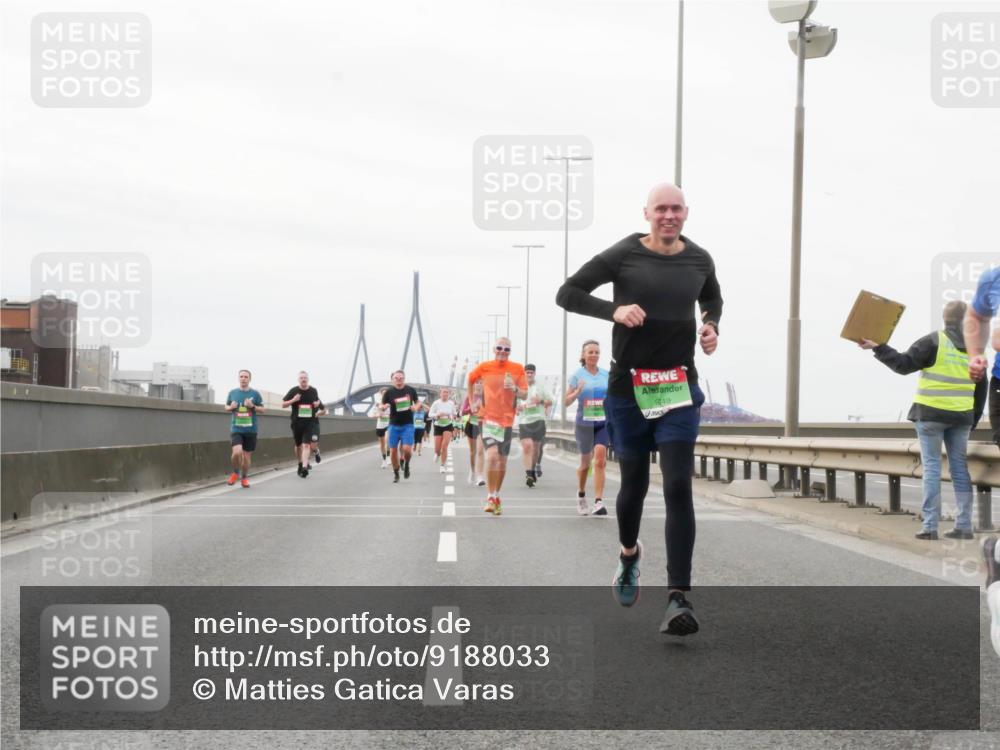 03.10.2025 - Köhlbrandbrückenlauf Matties Gatica Varas http://msf.ph/oto/9188033 03.10.2025 15:52:36 Position 3 949 meine-sportfotos.de