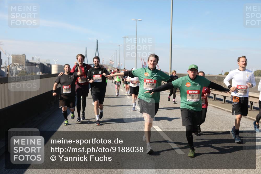 03.10.2025 - Köhlbrandbrückenlauf Yannick Fuchs http://msf.ph/oto/9188038 03.10.2025 12:07:22 Position 3 5587, 5621, 5519 meine-sportfotos.de