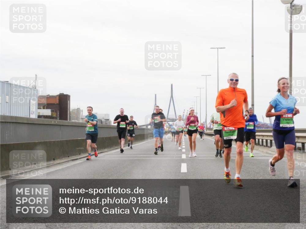03.10.2025 - Köhlbrandbrückenlauf Matties Gatica Varas http://msf.ph/oto/9188044 03.10.2025 15:52:39 Position 3 3, 7558, 7447 meine-sportfotos.de
