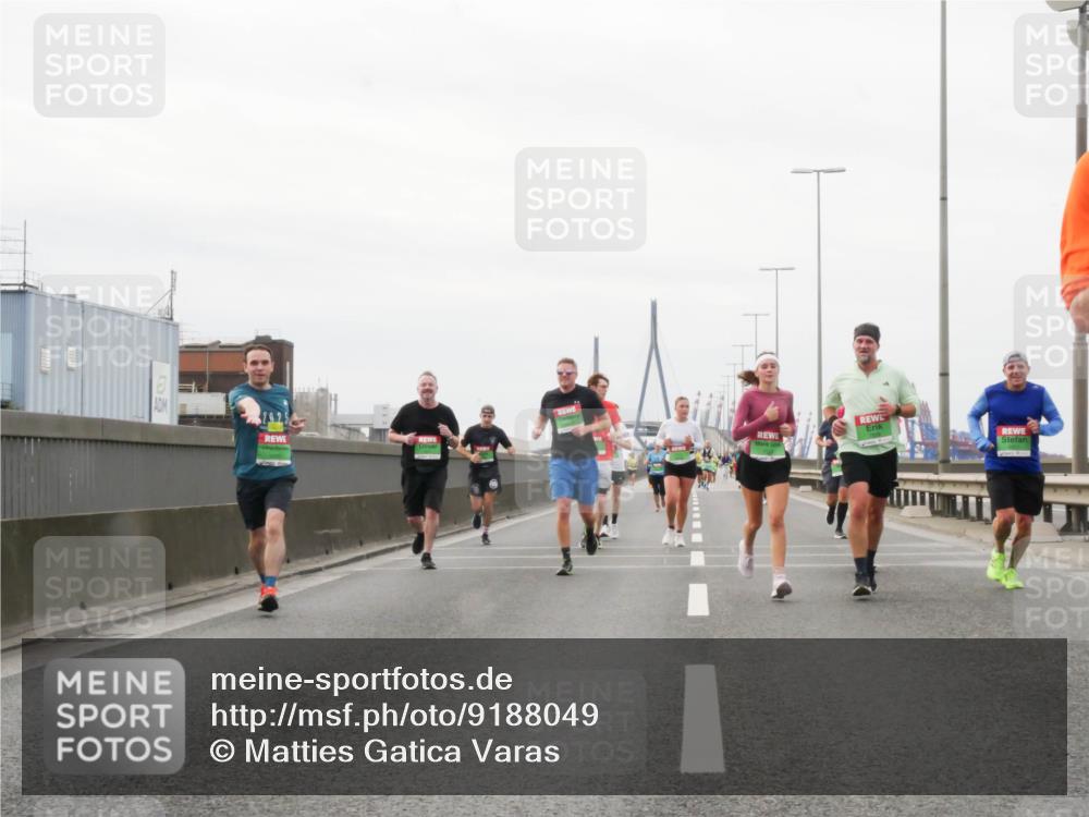 03.10.2025 - Köhlbrandbrückenlauf Matties Gatica Varas http://msf.ph/oto/9188049 03.10.2025 15:52:40 Position 3  meine-sportfotos.de
