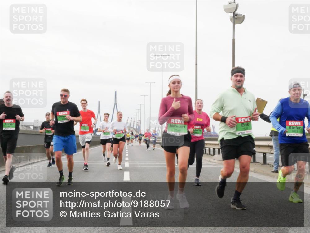 03.10.2025 - Köhlbrandbrückenlauf Matties Gatica Varas http://msf.ph/oto/9188057 03.10.2025 15:52:42 Position 3 7528, 9323, 7529 meine-sportfotos.de