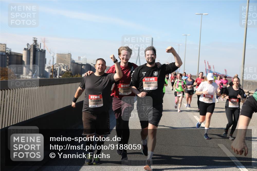 03.10.2025 - Köhlbrandbrückenlauf Yannick Fuchs http://msf.ph/oto/9188059 03.10.2025 12:07:23 Position 3 4733, 4823, 7, 4720 meine-sportfotos.de
