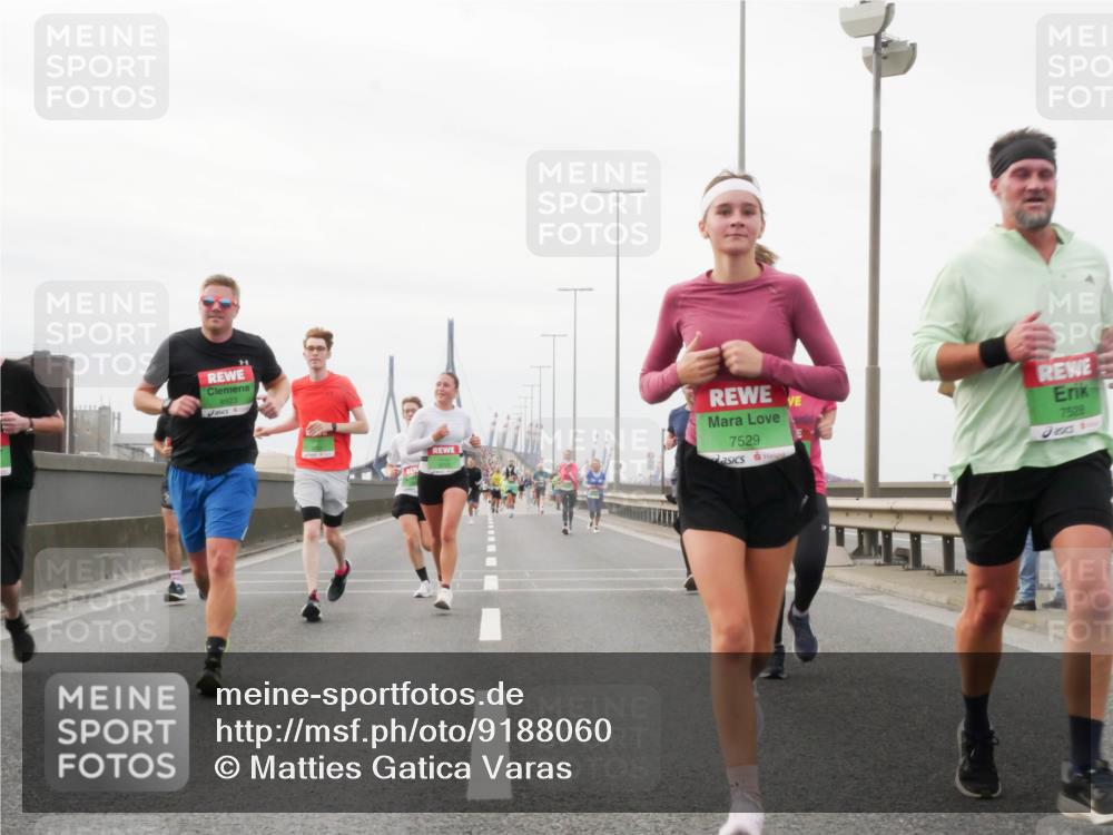 03.10.2025 - Köhlbrandbrückenlauf Matties Gatica Varas http://msf.ph/oto/9188060 03.10.2025 15:52:43 Position 3 8923, 7529, 7528 meine-sportfotos.de