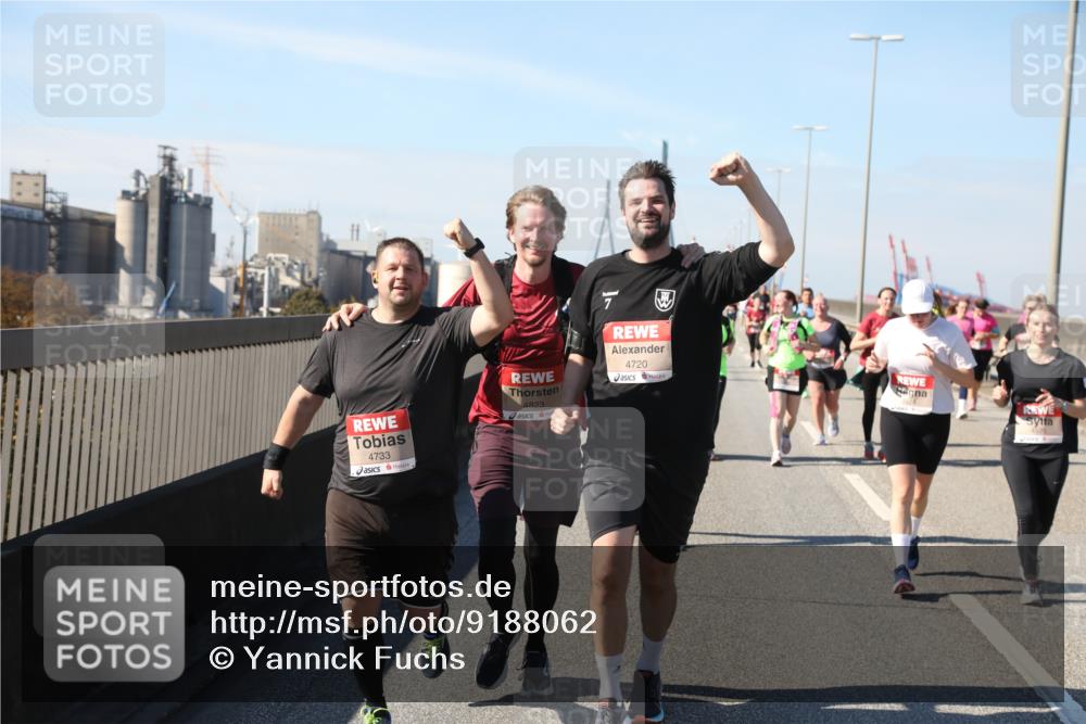 03.10.2025 - Köhlbrandbrückenlauf Yannick Fuchs http://msf.ph/oto/9188062 03.10.2025 12:07:23 Position 3 4733, 4823, 4720 meine-sportfotos.de