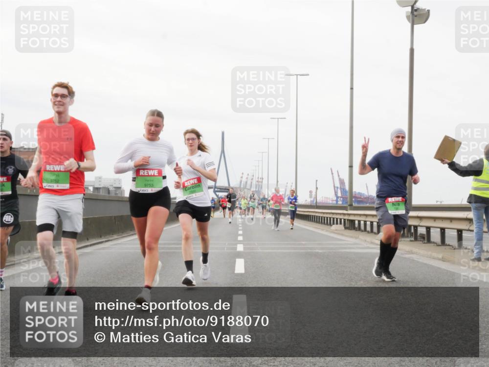 03.10.2025 - Köhlbrandbrückenlauf Matties Gatica Varas http://msf.ph/oto/9188070 03.10.2025 15:52:45 Position 3 9752, 9753 meine-sportfotos.de