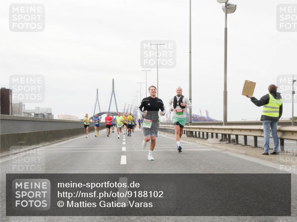 03.10.2025 - Köhlbrandbrückenlauf Matties Gatica Varas http://msf.ph/oto/9188102 03.10.2025 15:52:55 Position 3  meine-sportfotos.de