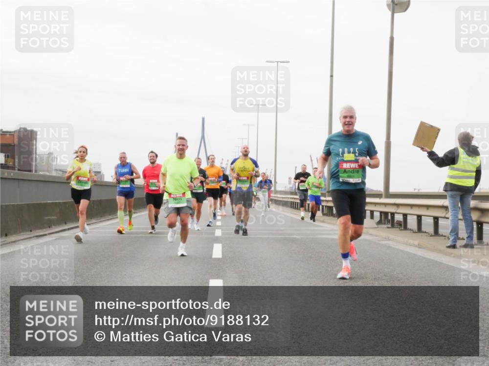03.10.2025 - Köhlbrandbrückenlauf Matties Gatica Varas http://msf.ph/oto/9188132 03.10.2025 15:53:02 Position 3  meine-sportfotos.de