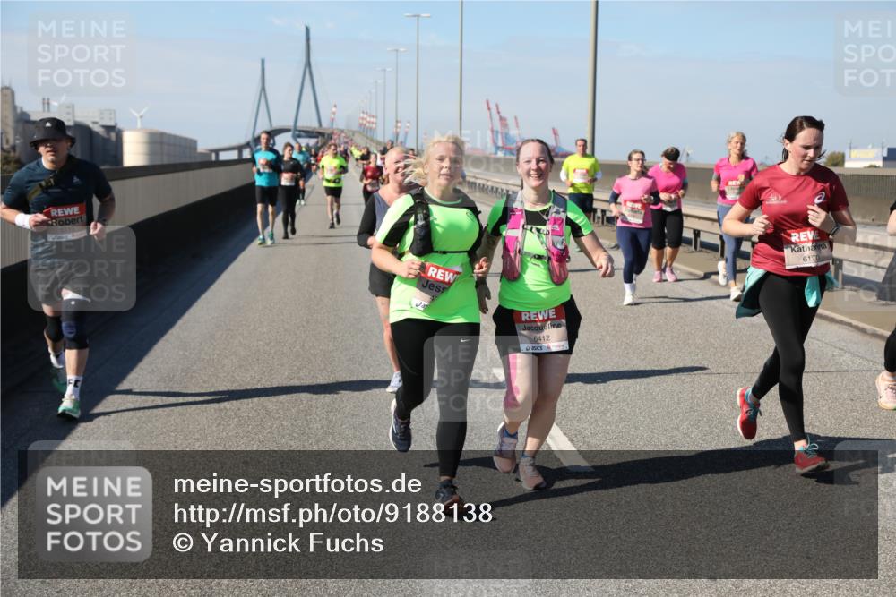 03.10.2025 - Köhlbrandbrückenlauf Yannick Fuchs http://msf.ph/oto/9188138 03.10.2025 12:07:27 Position 3 5110, 6412, 6170 meine-sportfotos.de