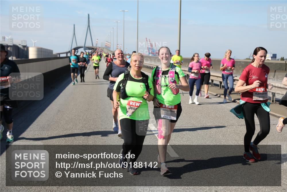 03.10.2025 - Köhlbrandbrückenlauf Yannick Fuchs http://msf.ph/oto/9188142 03.10.2025 12:07:27 Position 3 5110, 6412, 6170 meine-sportfotos.de