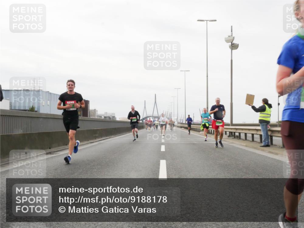 03.10.2025 - Köhlbrandbrückenlauf Matties Gatica Varas http://msf.ph/oto/9188178 03.10.2025 15:53:12 Position 3  meine-sportfotos.de