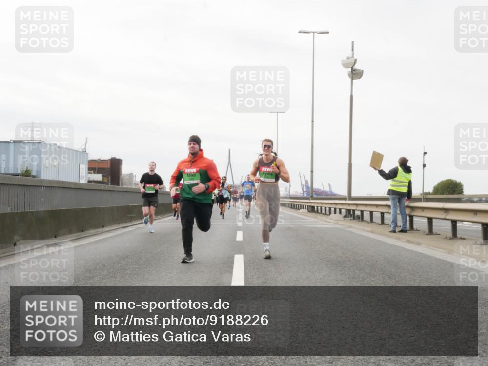 03.10.2025 - Köhlbrandbrückenlauf Matties Gatica Varas http://msf.ph/oto/9188226 03.10.2025 15:53:23 Position 3  meine-sportfotos.de