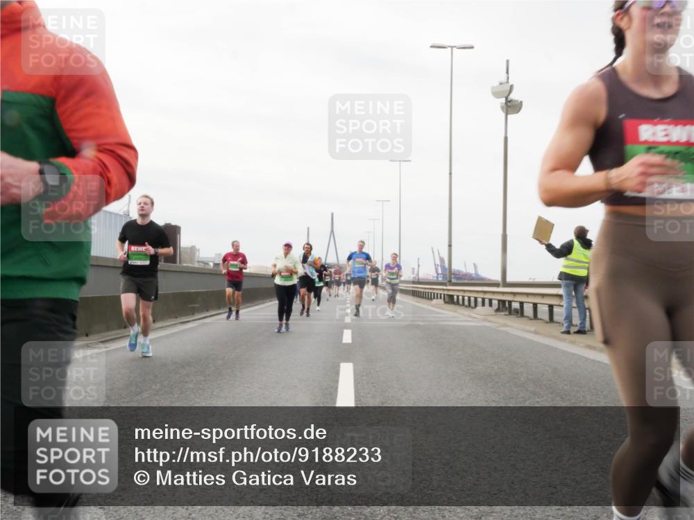 03.10.2025 - Köhlbrandbrückenlauf Matties Gatica Varas http://msf.ph/oto/9188233 03.10.2025 15:53:25 Position 3 13 meine-sportfotos.de