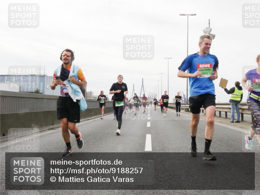 03.10.2025 - Köhlbrandbrückenlauf Matties Gatica Varas http://msf.ph/oto/9188257 03.10.2025 15:53:30 Position 3 9458 meine-sportfotos.de