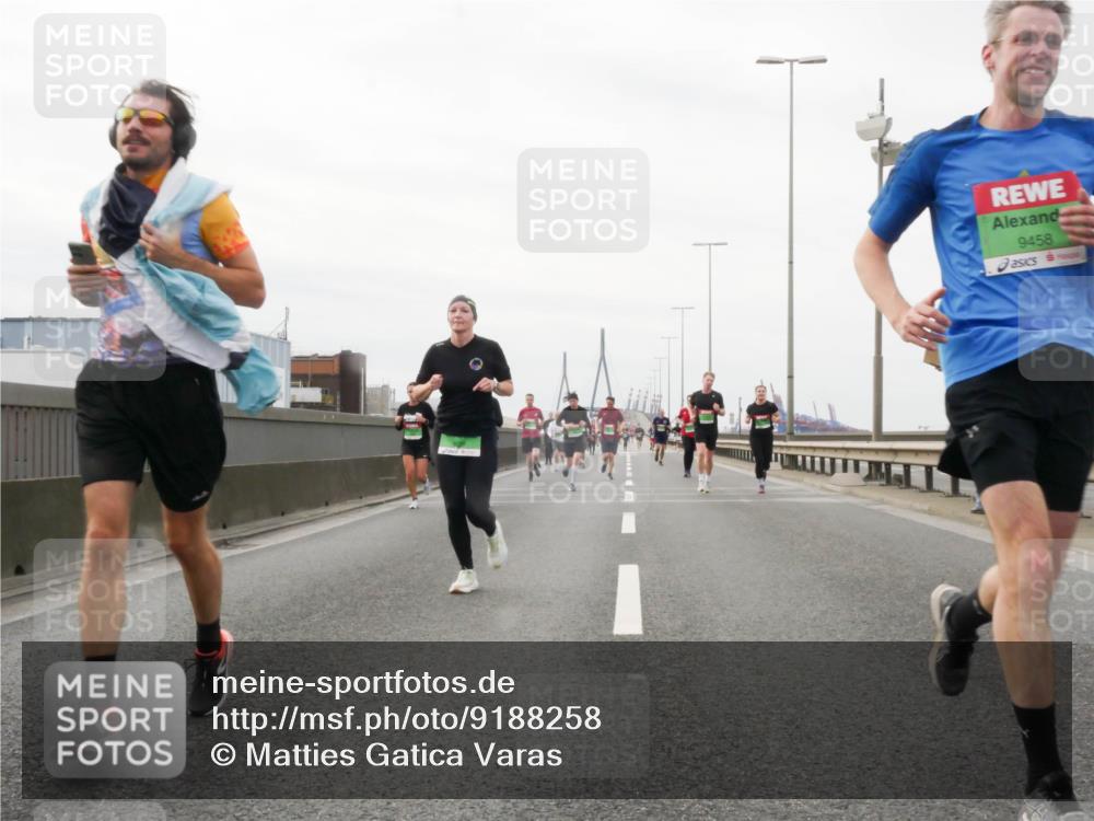 03.10.2025 - Köhlbrandbrückenlauf Matties Gatica Varas http://msf.ph/oto/9188258 03.10.2025 15:53:30 Position 3 9458 meine-sportfotos.de