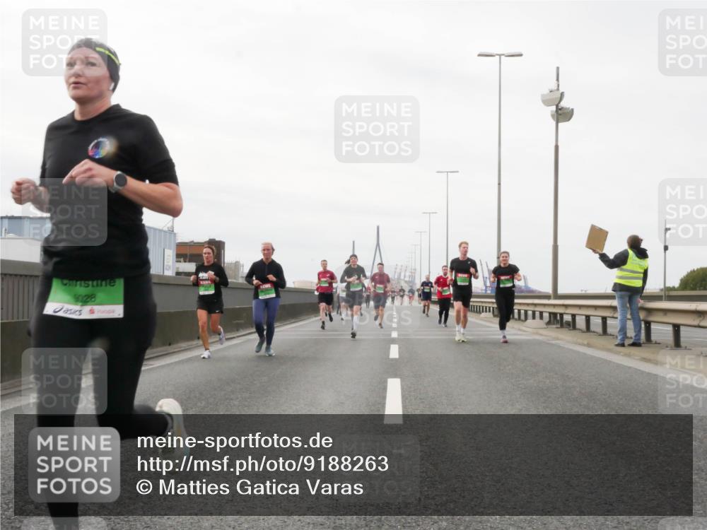 03.10.2025 - Köhlbrandbrückenlauf Matties Gatica Varas http://msf.ph/oto/9188263 03.10.2025 15:53:31 Position 3 9028 meine-sportfotos.de