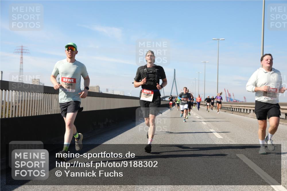 03.10.2025 - Köhlbrandbrückenlauf Yannick Fuchs http://msf.ph/oto/9188302 03.10.2025 11:47:15 Position 3 5845, 5817, 4856 meine-sportfotos.de