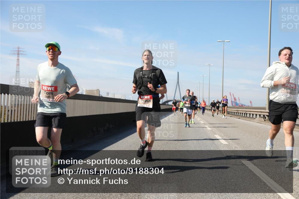 03.10.2025 - Köhlbrandbrückenlauf Yannick Fuchs http://msf.ph/oto/9188304 03.10.2025 11:47:15 Position 3 5845, 5617, 4856 meine-sportfotos.de