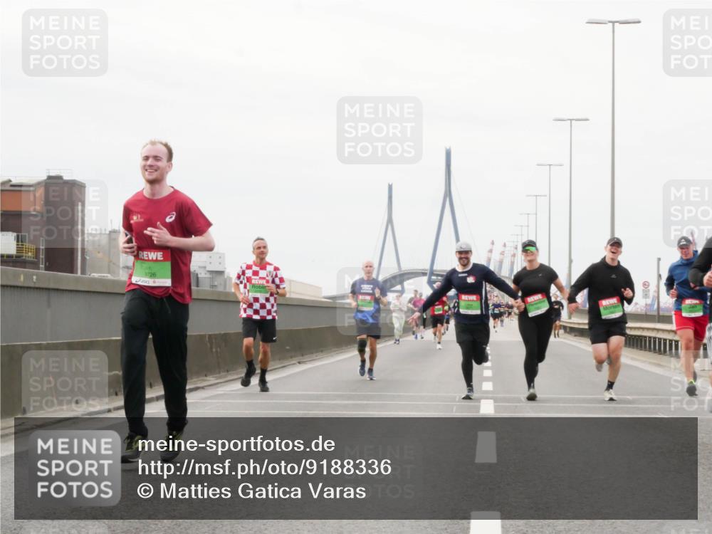 03.10.2025 - Köhlbrandbrückenlauf Matties Gatica Varas http://msf.ph/oto/9188336 03.10.2025 15:53:48 Position 3 9726 meine-sportfotos.de