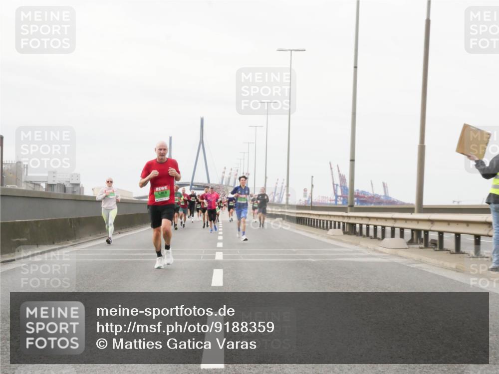 03.10.2025 - Köhlbrandbrückenlauf Matties Gatica Varas http://msf.ph/oto/9188359 03.10.2025 15:54:00 Position 3  meine-sportfotos.de