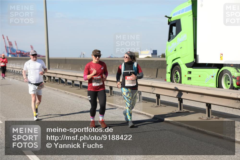 03.10.2025 - Köhlbrandbrückenlauf Yannick Fuchs http://msf.ph/oto/9188422 03.10.2025 12:07:47 Position 3 5368, 5276 meine-sportfotos.de