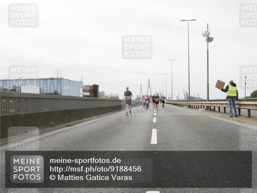 03.10.2025 - Köhlbrandbrückenlauf Matties Gatica Varas http://msf.ph/oto/9188456 03.10.2025 15:54:20 Position 3  meine-sportfotos.de
