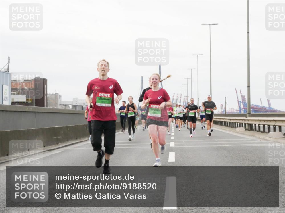 03.10.2025 - Köhlbrandbrückenlauf Matties Gatica Varas http://msf.ph/oto/9188520 03.10.2025 15:54:35 Position 3 9067, 6 meine-sportfotos.de
