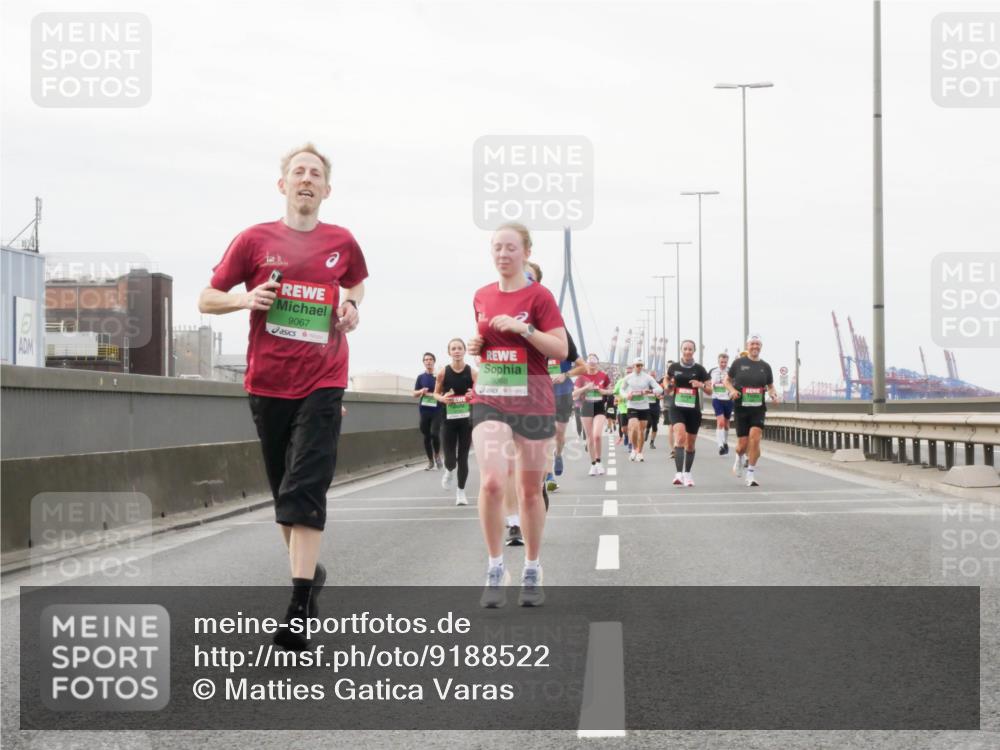 03.10.2025 - Köhlbrandbrückenlauf Matties Gatica Varas http://msf.ph/oto/9188522 03.10.2025 15:54:36 Position 3 9067, 9068 meine-sportfotos.de
