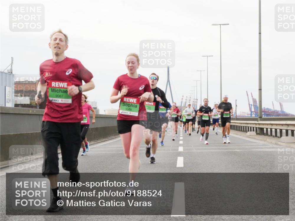 03.10.2025 - Köhlbrandbrückenlauf Matties Gatica Varas http://msf.ph/oto/9188524 03.10.2025 15:54:36 Position 3 9067, 9068, 9710 meine-sportfotos.de