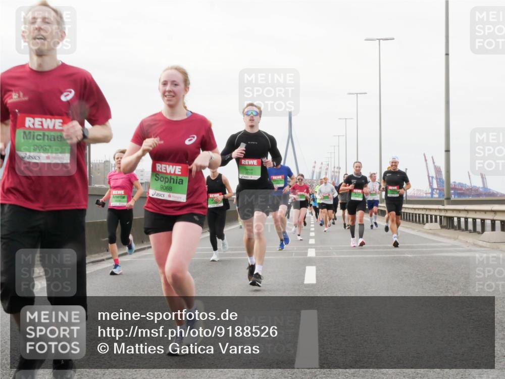 03.10.2025 - Köhlbrandbrückenlauf Matties Gatica Varas http://msf.ph/oto/9188526 03.10.2025 15:54:37 Position 3 9067, 9068, 9710 meine-sportfotos.de